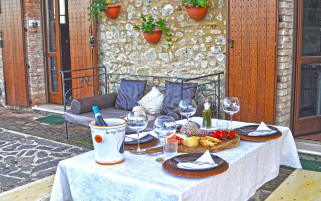 Wonderful house with hot tube and infinite view on Chianti 5 min drive form Siena-Cozy house
