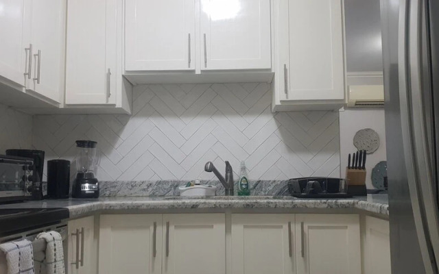 5 Star Fresh And Clean Condo In New Kingston