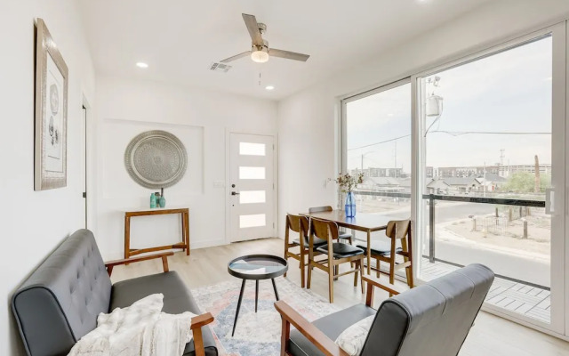 Updated Phoenix Apt w/ Putting Green, 1 Mi to Dtwn