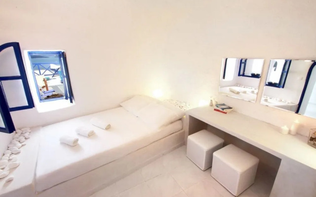 Blu Bianco Cave House