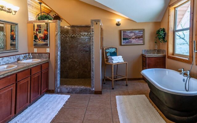 Sunset Chalet - 2600 Sq.ft. Multi-seasonal Retreat