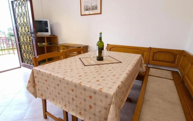 Relaxing Apartment With Outdoor Space in Fažana