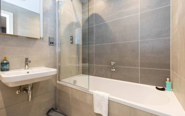 Tranquil & Stylish 1 Bedroom Flat With Private Balcony