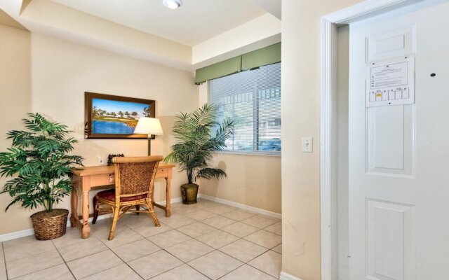 Catina Vacation Rental: Bright 2-BR Condo with Lake Views. Located in Lely Resort with Pool, Hot Tub, and Golf Access. Ideal for Golfers and Beachgoers, Minutes from Naples and Marco Island