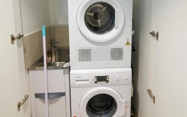2 Bed 2 Bathroom Brand New Unit with Gym and Pool – Guest Rooms – Melbourne