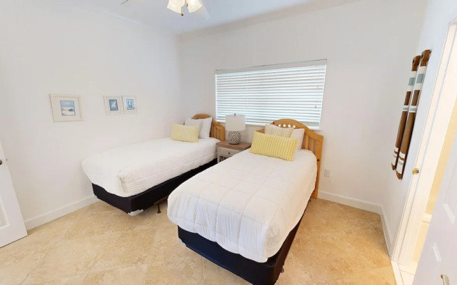 Oceania 807 3 Bedroom Condo by RedAwning