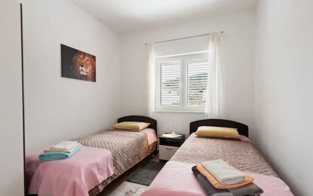Simplistic Apartment in Neviđane with Balcony