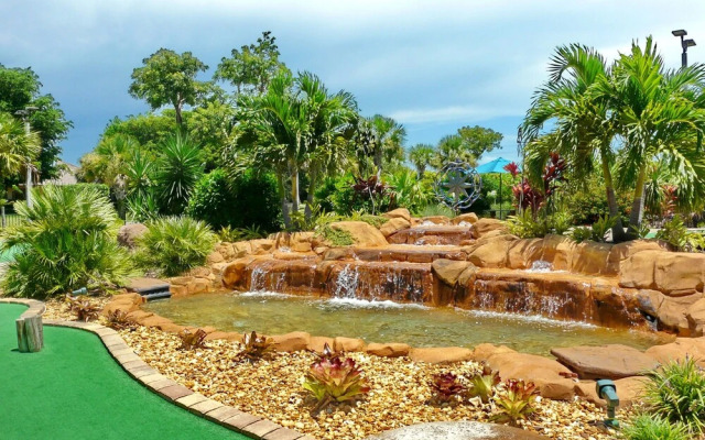 Inviting Beachfront Condo With Pool, spa and Views