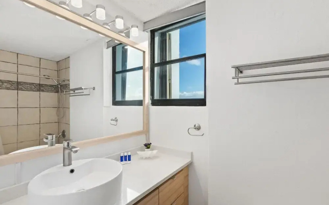 Waterside Flat With Garage and Easy Beach Access