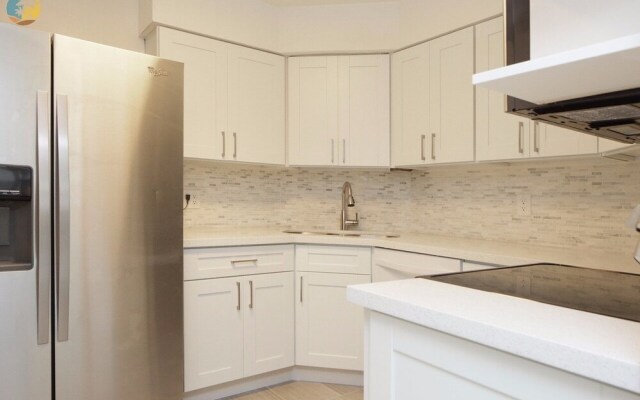 Alexander 1121 3 Bedroom Apts by RedAwning