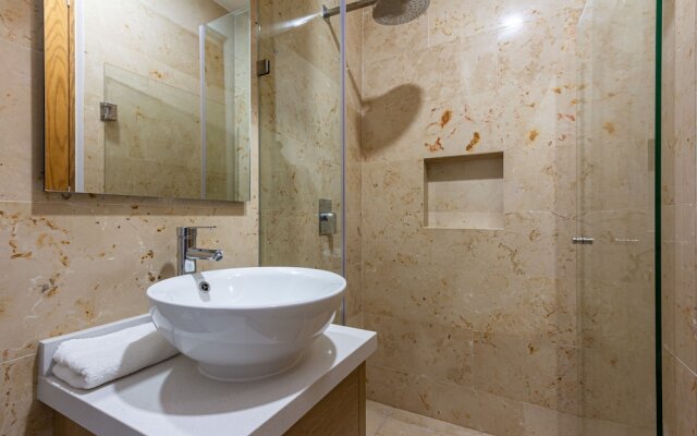 Luxury Sea view Studio on the 5th Av