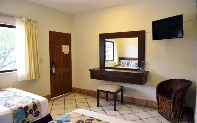 Hotel Eloisa - Near Playa de los Muertos