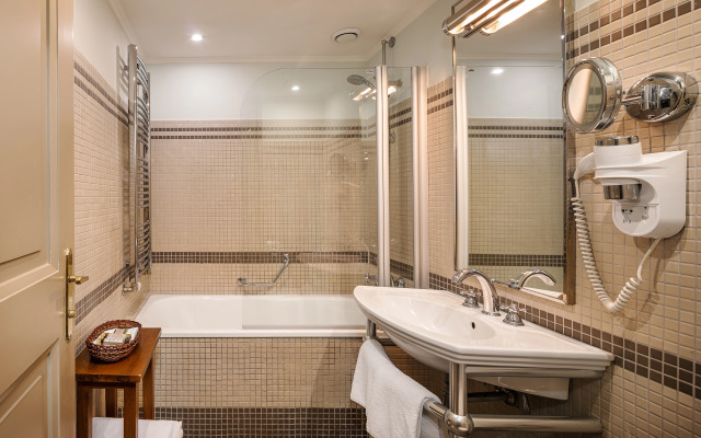 Iron Gate Hotel & Suites Prague by BHG