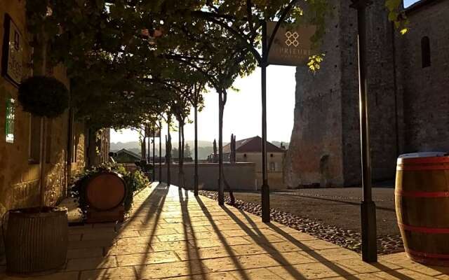 Logis Hotel Restaurant Le Prieure