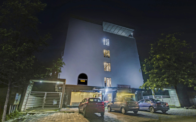 Super OYO Townhouse OAK The Platinum Studio 50