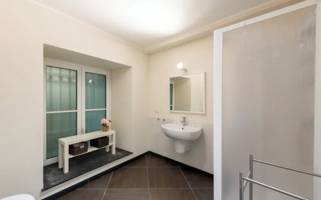 Beautiful Flat Next To Aquarium