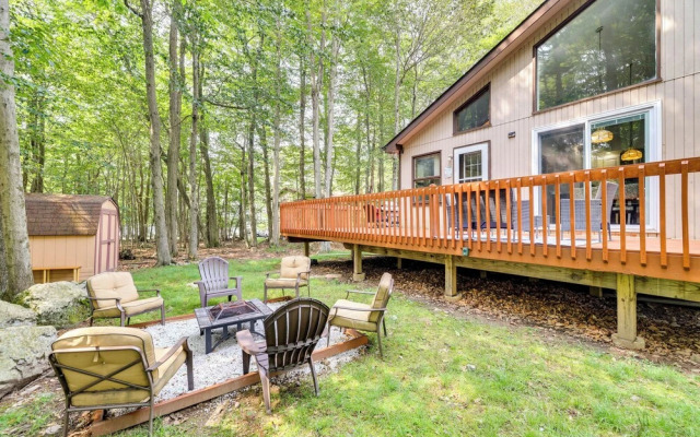 Tobyhanna Retreat w/ Deck, Pool + Lake Access!