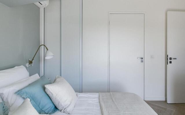 Picturesque Views From a Radiant Penthouse