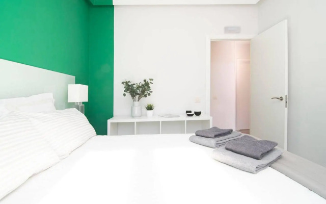 Sunny Apartment at the foot of Royal Palace by Batuecas