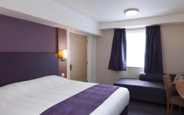 Premier Inn Heathrow Airport T2 & T3 (Bath Road)