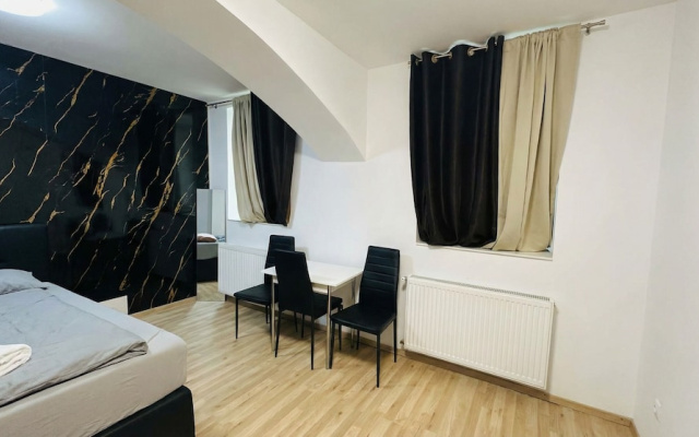 Cozy 1BR Plus LR Near Amusement Park