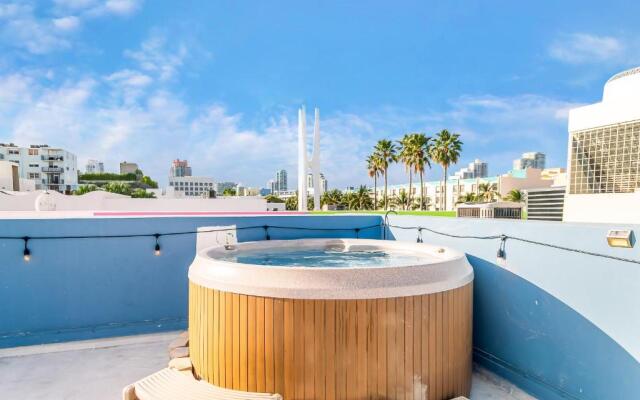 2Bedroom 2Bath with Private Rooftop&Jacuzzi,1block from beach