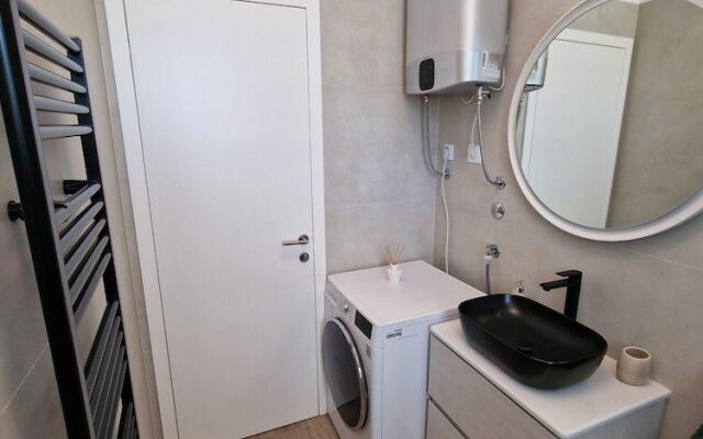 Luxury Modern apt w Garden, 3 min Walk to Beach