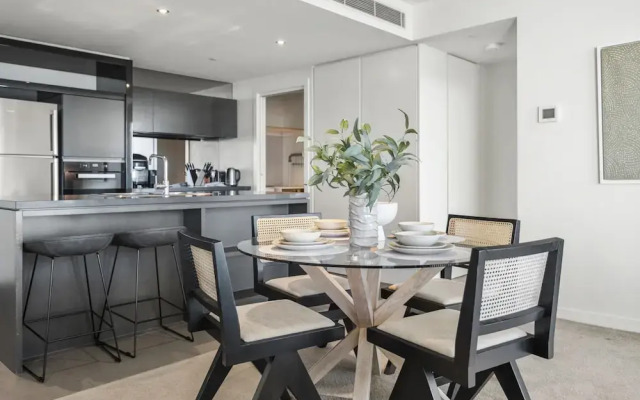 Stunning 2-bed Apartment With Water Views