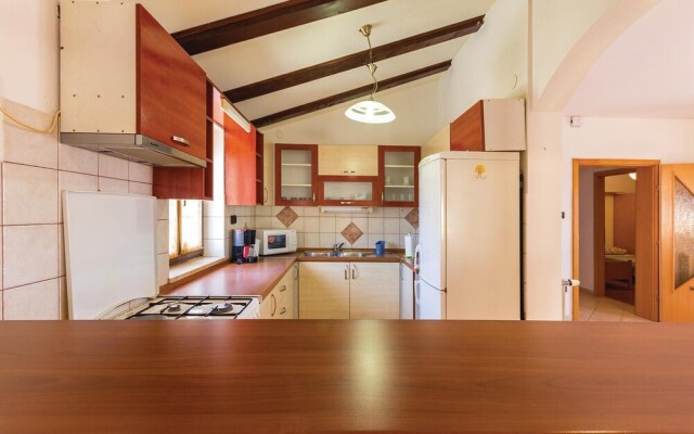 Nice Home in Liznjan With Wifi and 6 Bedrooms