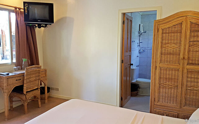 Mike's Dauin Beach Resort