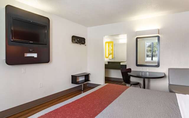 Motel 6 Youngstown, OH