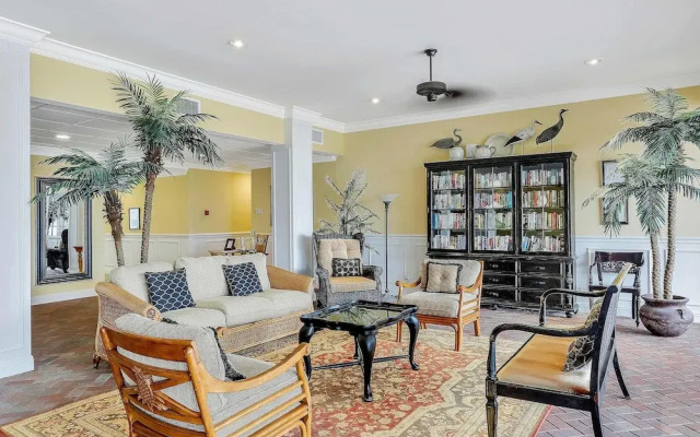 Bungalow-style Beachfront Condo With Pool