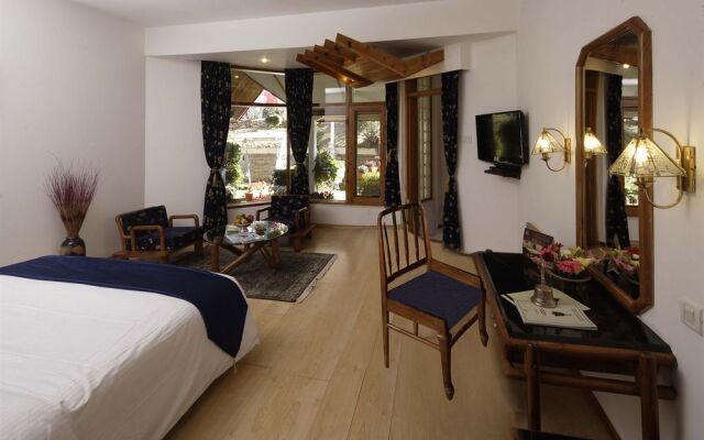 Manu Allaya Spa Resort