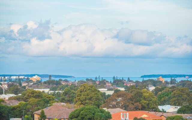 Convenient Rockdale Apartment Next To Station & Beach