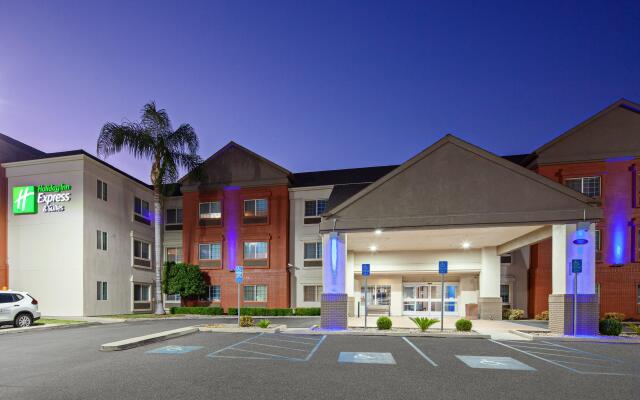 Holiday Inn Express & Suites Tulare, an IHG Hotel