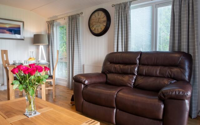 Super King Lodge-sleeps 2-hottub-sea View