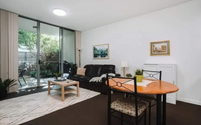 Comfy 1-bed With Spacious Courtyard & Parking