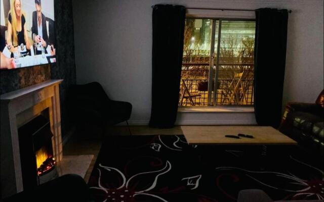 Glasgow City Centre Flat with River Views and Parking