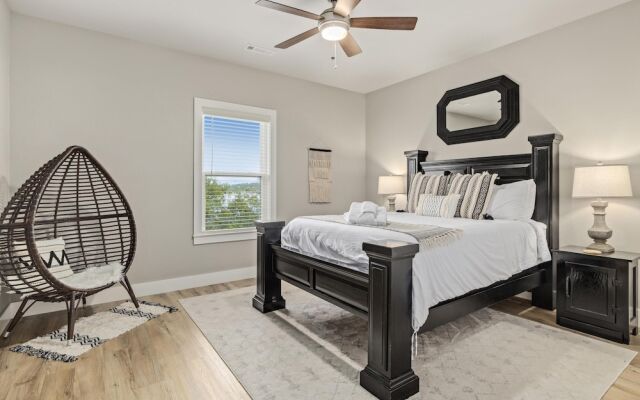 The Dogwood · Luxury Hot Tub· Lake Front Access ·