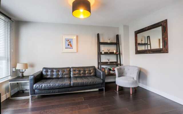 3 Bedroom Shoreditch Maisonette With Balcony