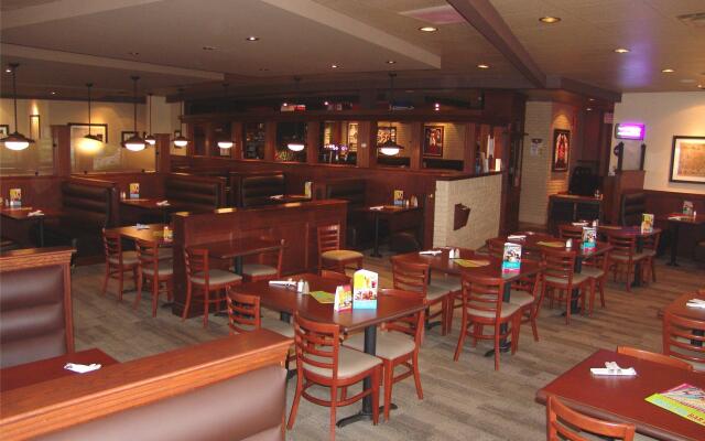 Comfort Hotel & Suites