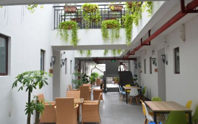 Zhenyangxia Scenic Area Theme Inn