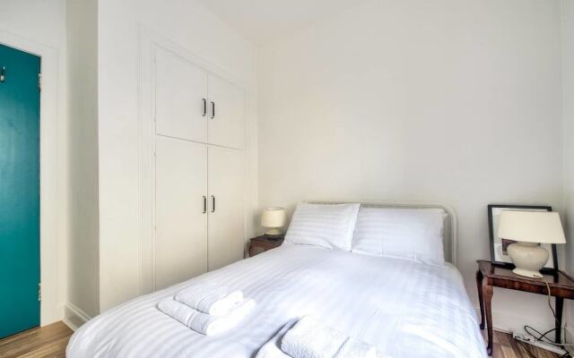 Colourful West-end Apartment - 2 Double Bedrooms 4 Guests!