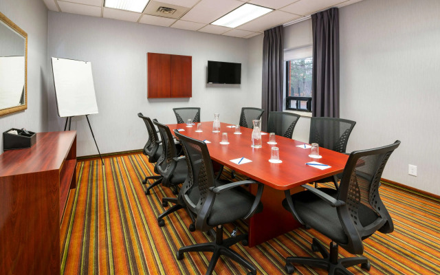 Comfort Hotel & Suites