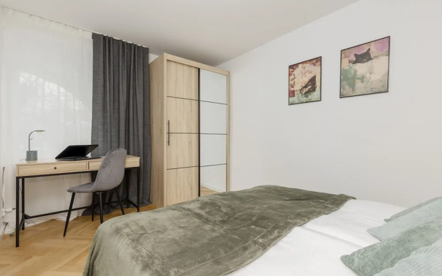 Al. Solidarności Apartment by Renters