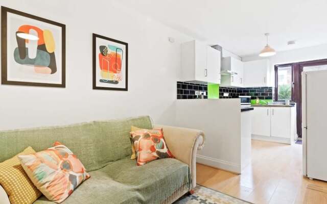 Bright 2 Bedroom House in Kennington