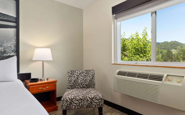 Super 8 by Wyndham Roseburg