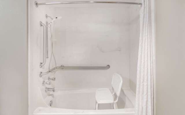 Super 8 by Wyndham Bentonville