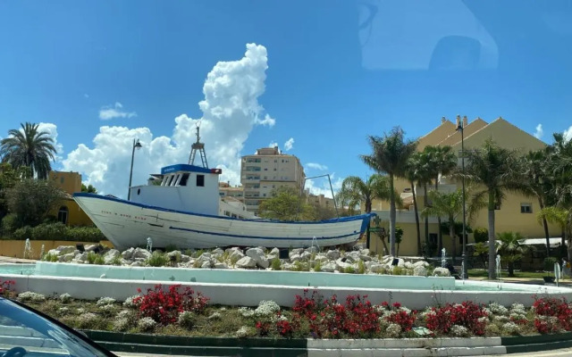 Central 2-Bed Apartment in Estepona Port