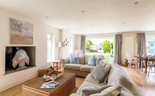 Light-filled Family-friendly Beach House